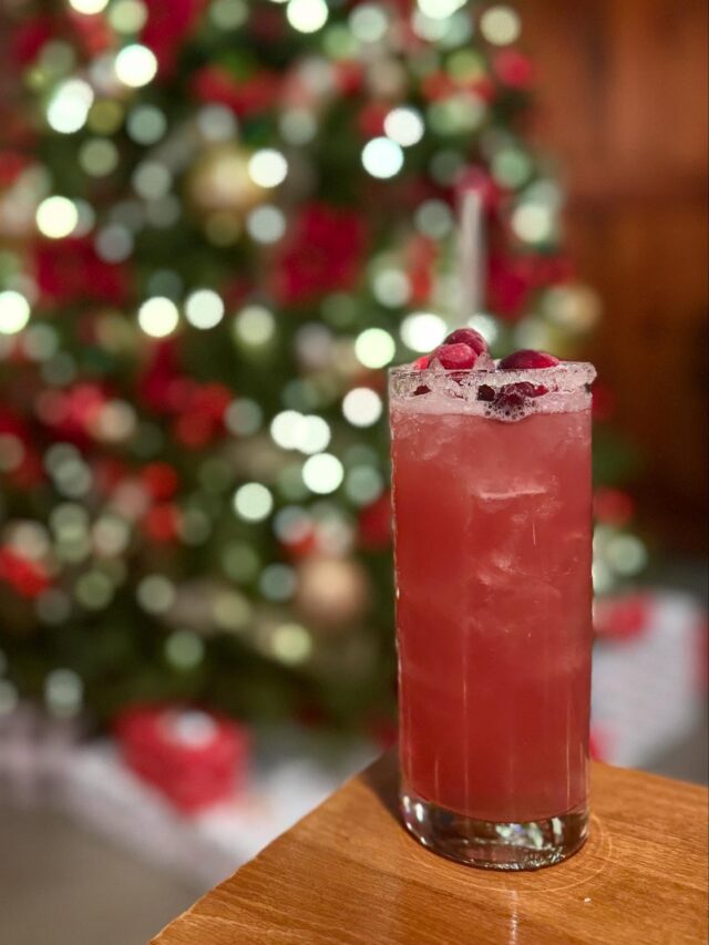 There’s just something about a Cranberry Marg by our Christmas Tree that is the making of THE PERFECT Holiday Combo ❤️🎄🍹

#bistroonbridge #cocktail #holidaycocktail
